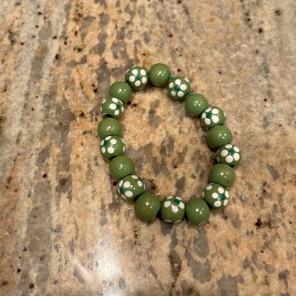 Daisy green beaded stretch bracelet